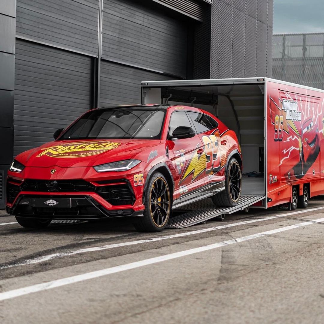 Plex con su coche de Rayo McQueen