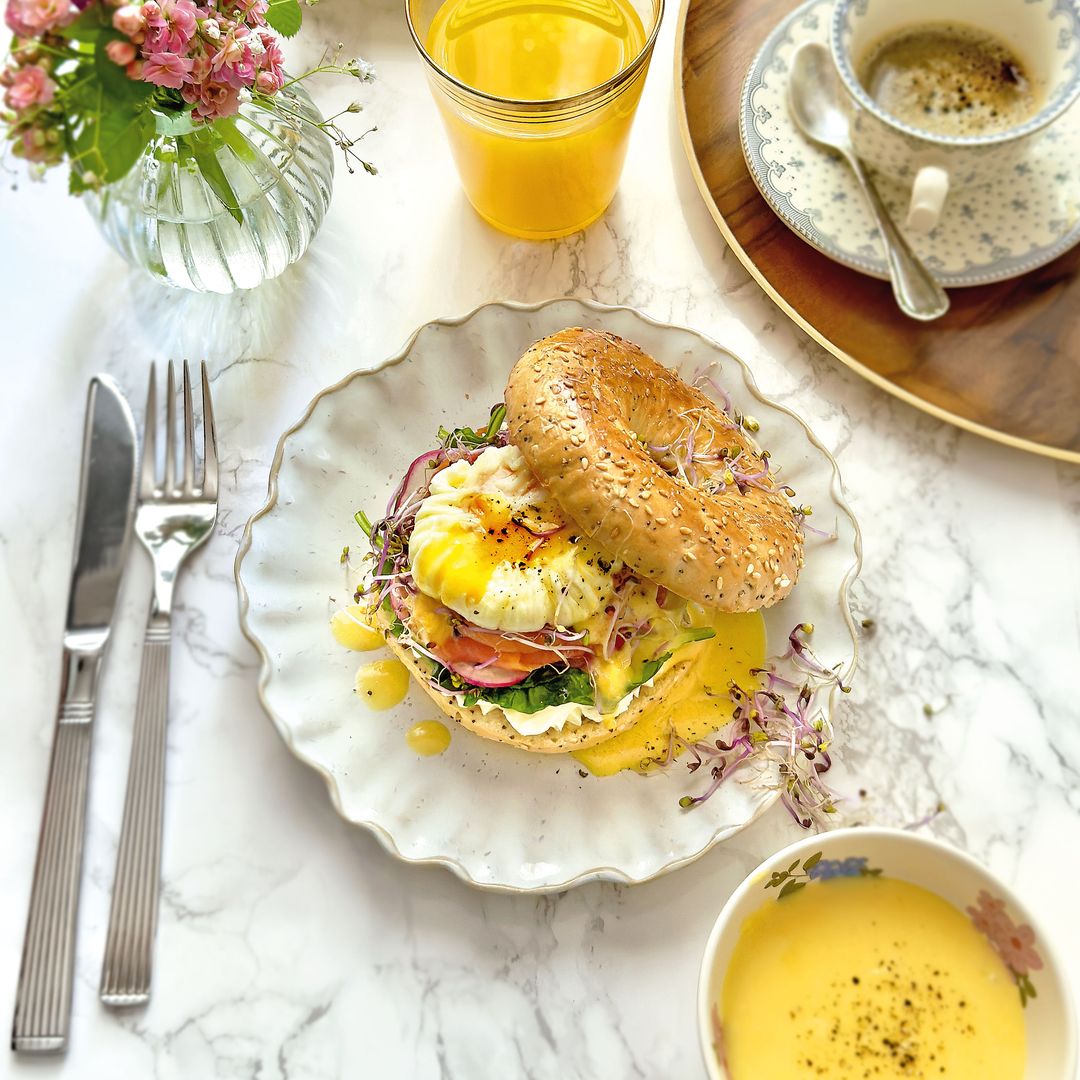 Huevos Benedict de salmón ahumado y espinacas