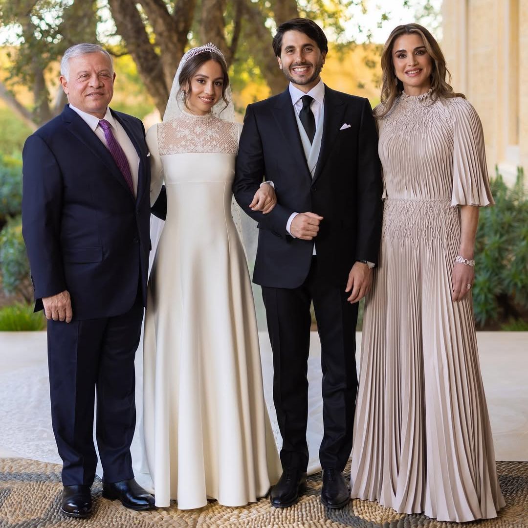Rania de Jordania desvela los nombres de sus nietas gemelas, hijas de la princesa Iman: un homenaje y su precioso significado