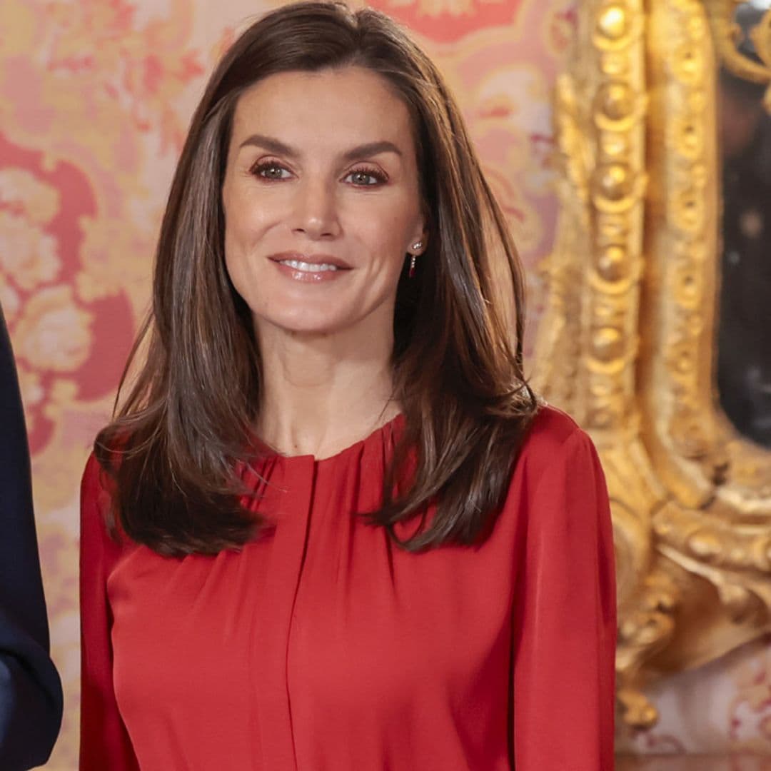 El 'déjà vu' de la reina Letizia con un vibrante top de color rojo y su falda floral con anécdota