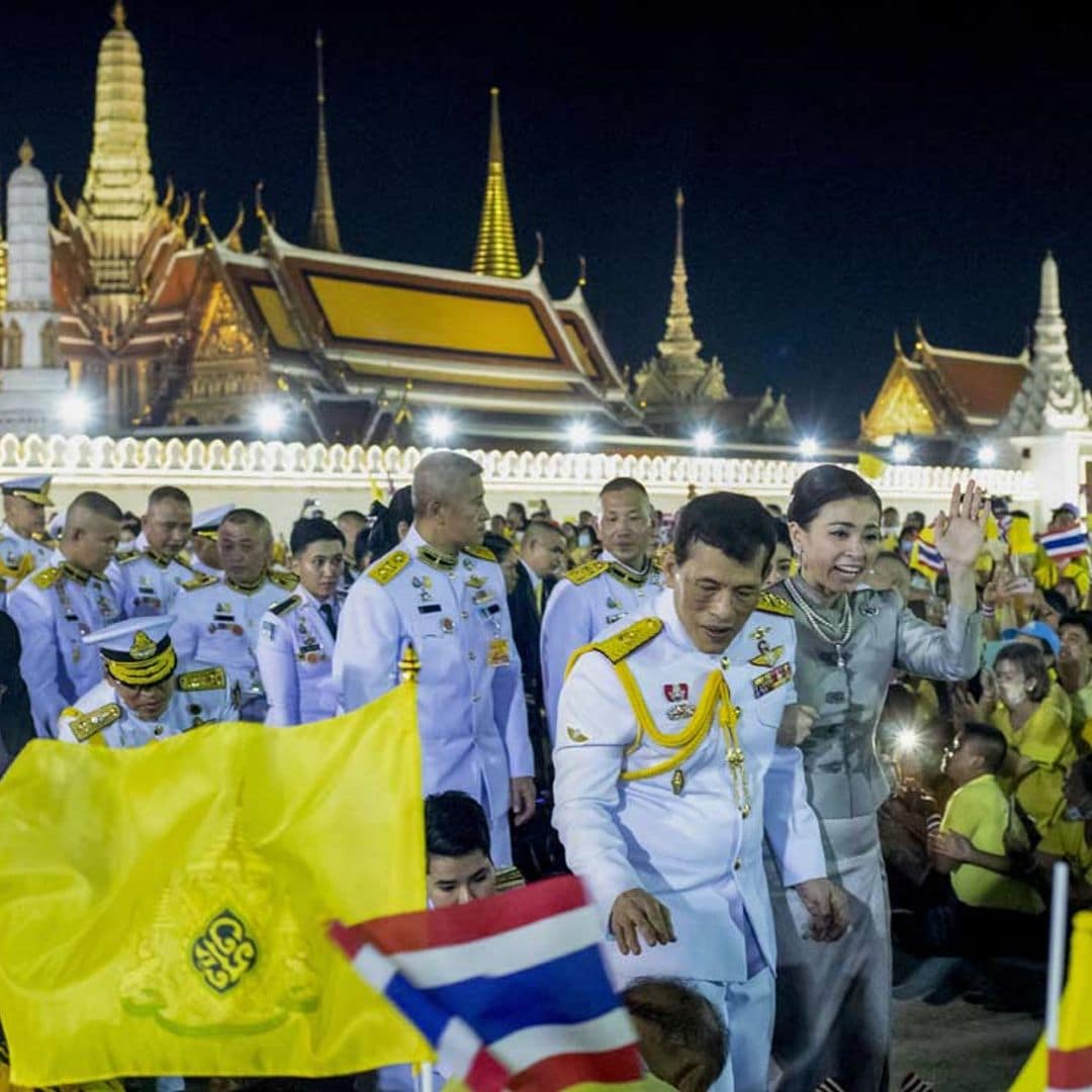 El espectacular baño de multitudes del rey de Tailandia con su mujer, la reina Suthida, y sus dos hijas