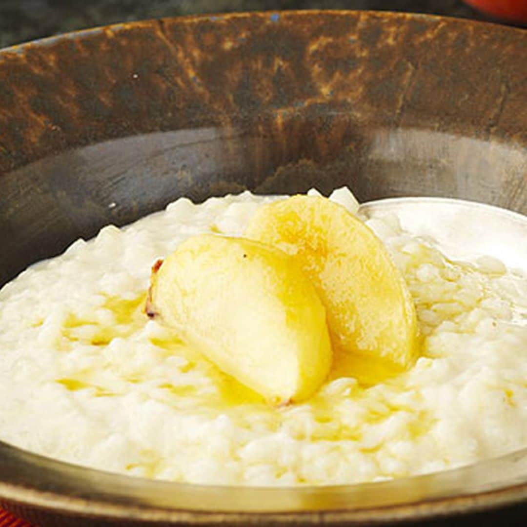 Flan de arroz con leche, manzana y salsa de caramelo