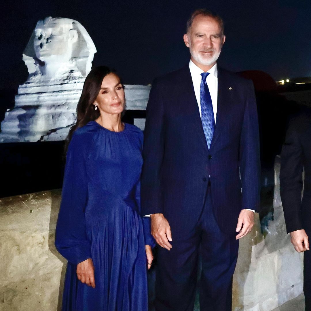 La reina Letizia sorprende en Egipto con un tercer vestido de estreno en 24 horas: azul y de cintura marcada