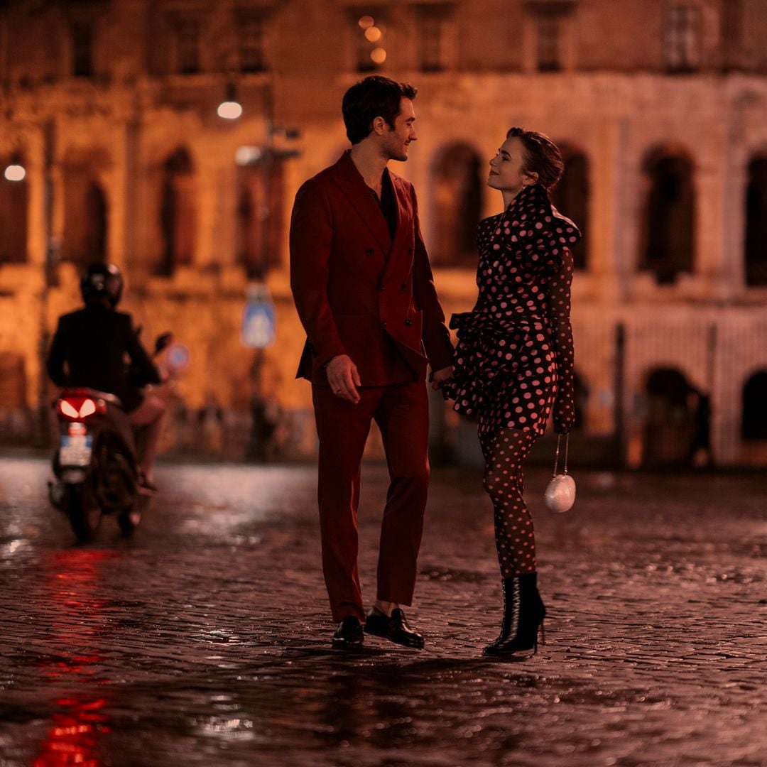 Plaza de España de Roma, Lily Collins como Emily, Eugenio Franceschini como Marcello en Emily en París, Roma, Coliseo