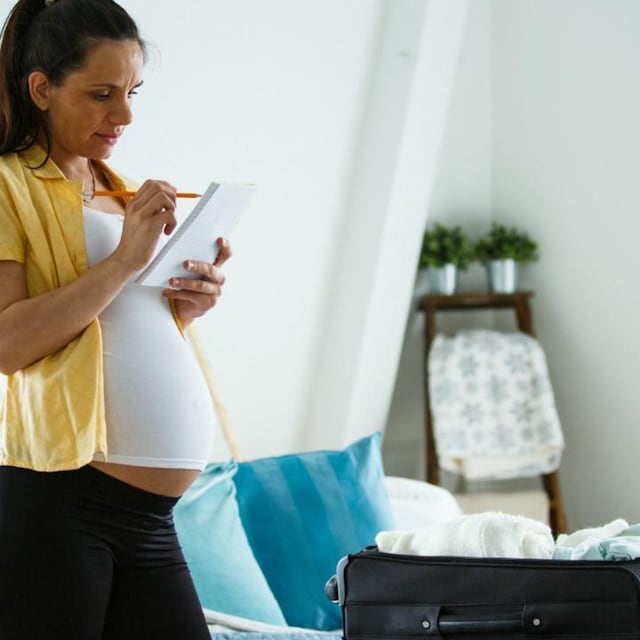 mujer hace lista para empacar su birth bag