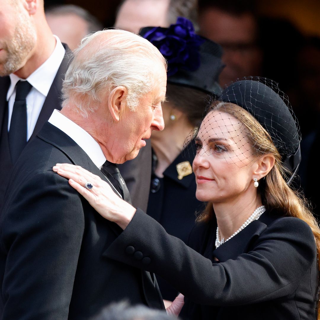 El cariñoso beso de Kate Middleton a su suegro, el rey Carlos III
