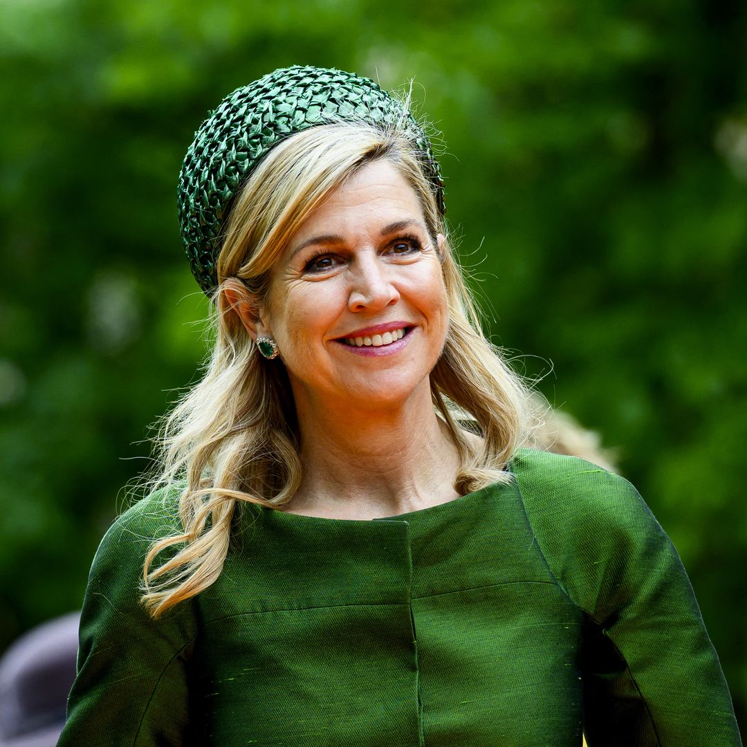 Máxima de Holanda reaparece tras su viaje a Venecia y triunfa con su look verde: falda corta, tocado trenzado y pendientes de esmeraldas
