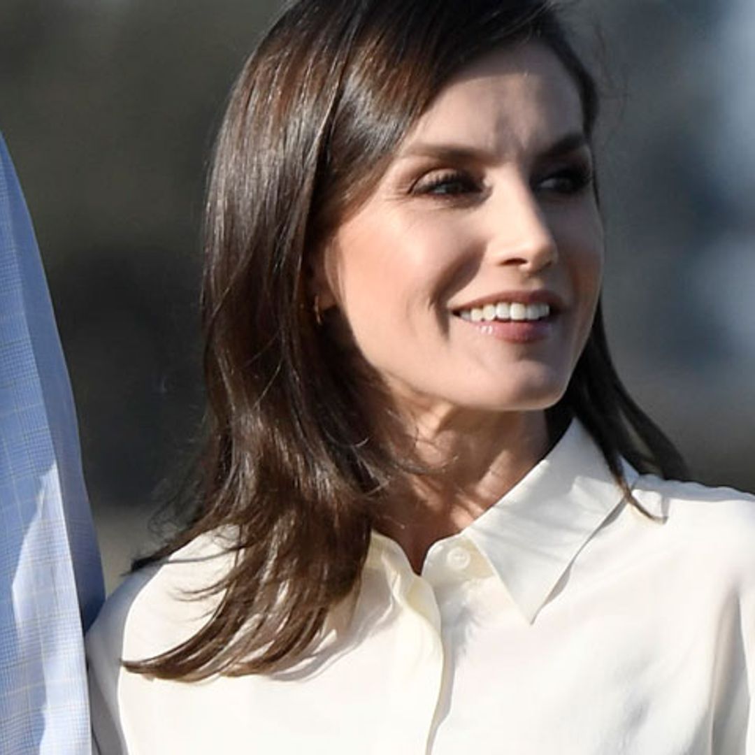 Camisa blanca y pantalones vaqueros, el impecable look de doña Letizia en su visita a Doñana