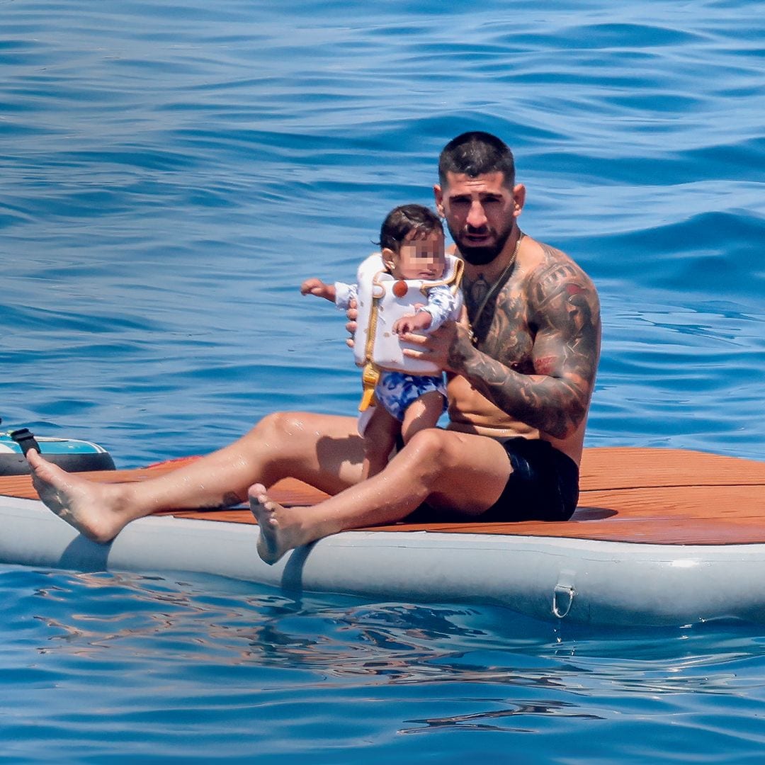 Ilia Topuria, de la jaula a la playa: como nunca lo habíamos visto, se derrite con su hija, de 1 año, en sus vacaciones en Ibiza