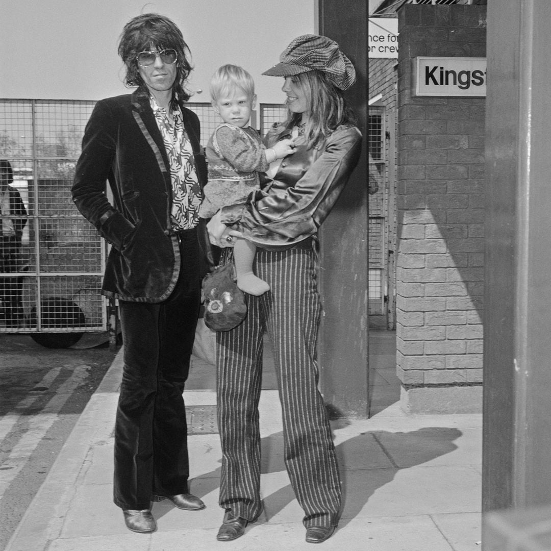 Keith Richards y Anita Pallenberg con su hijo Marlon (1970)