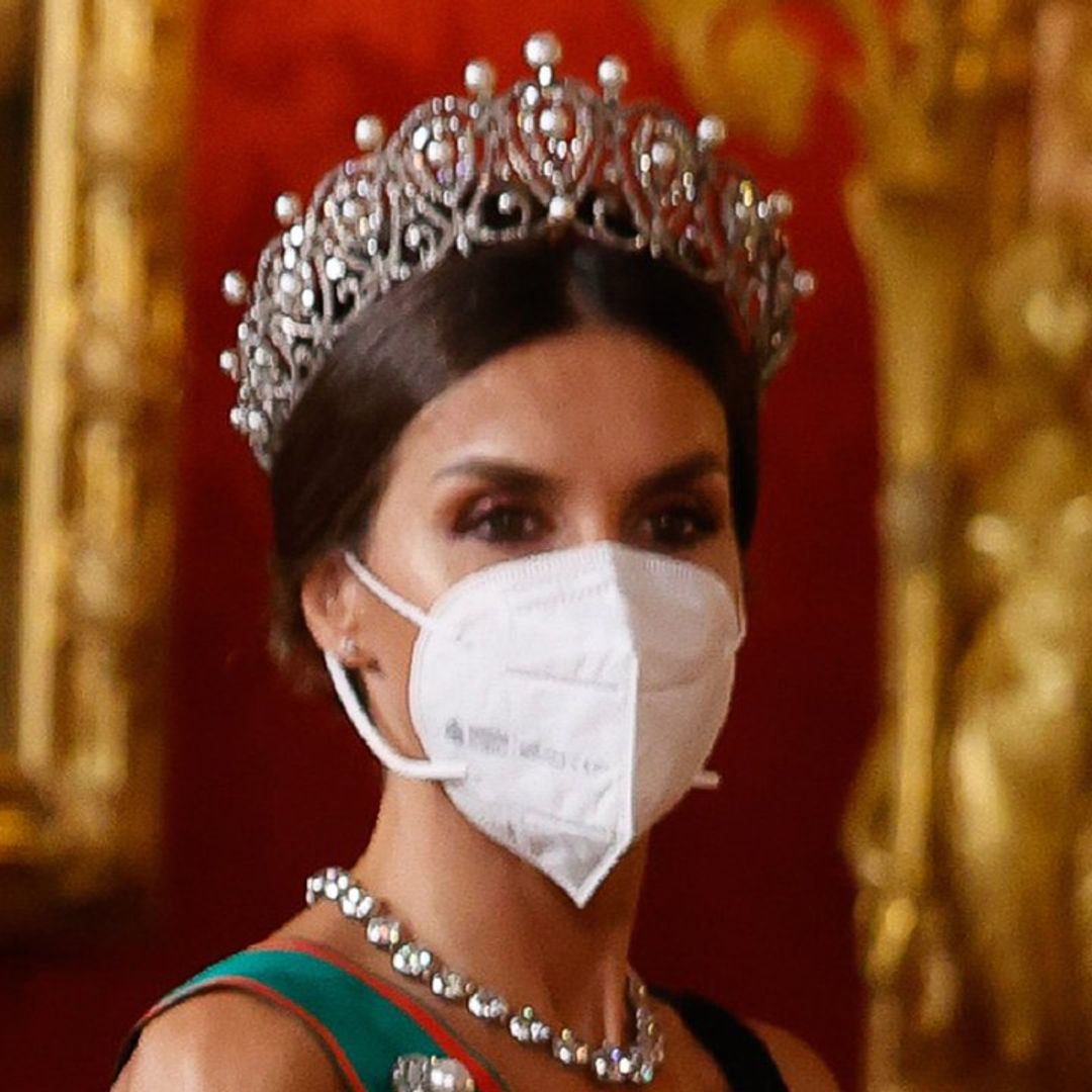 Doña Letizia vuelve a vestirse de Reina con sus fabulosas joyas: la tiara rusa, ‘la Peregrina’ y el collar de chatones