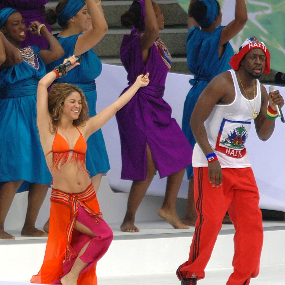 Shakira y Wyclef-Jean actúan durante la ceremonia de clausura del mundial de 2006