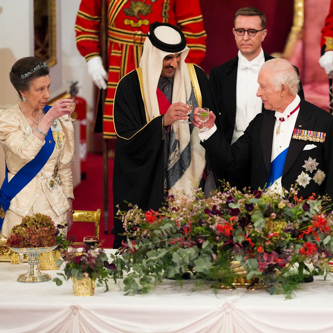 La princesa Ana junto al Emir de Cata en el banquete ofrecido en Londres