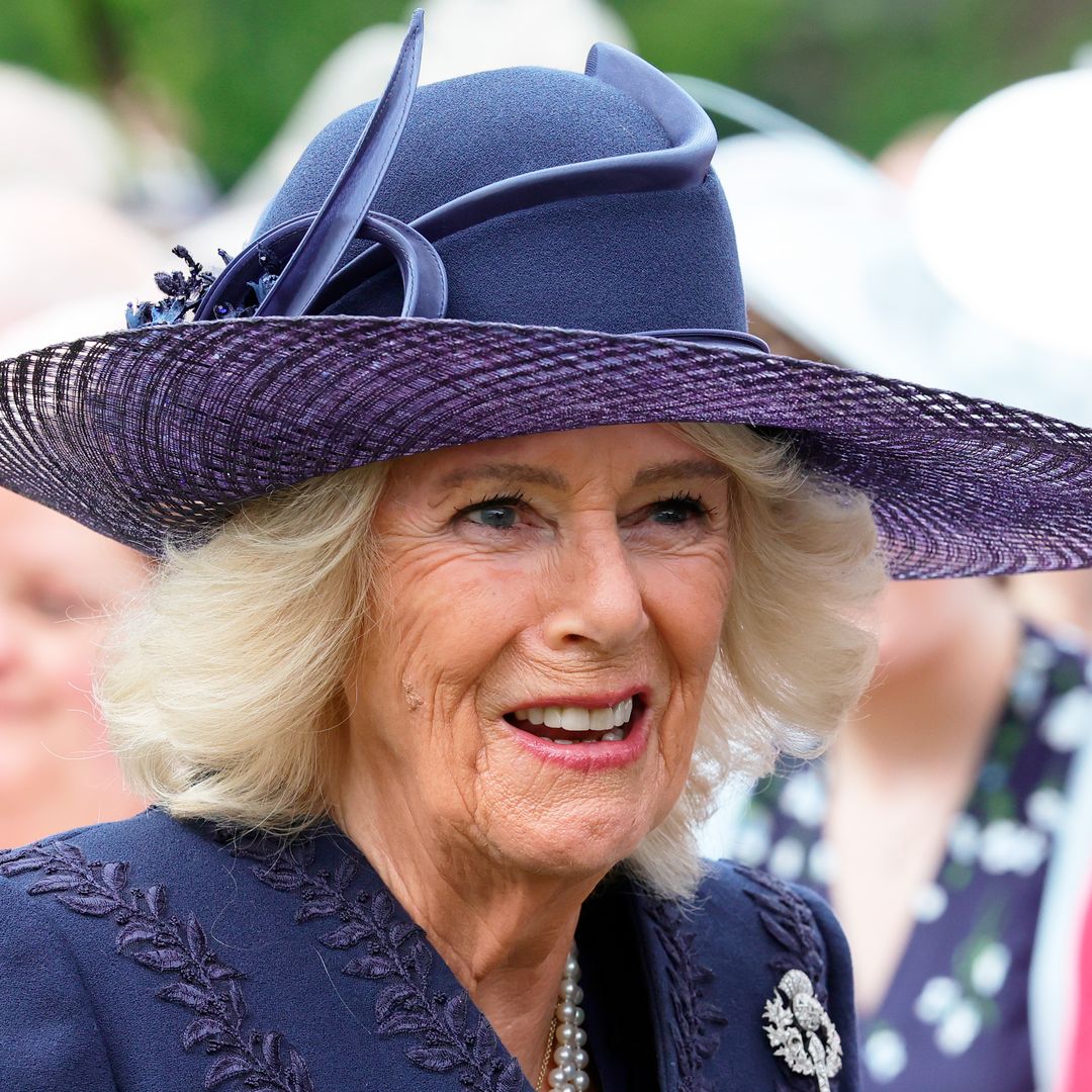 La reina Camilla recupera el broche de diamantes olvidado durante casi un siglo: la joya histórica que unió a Mary de Teck e Isabel II