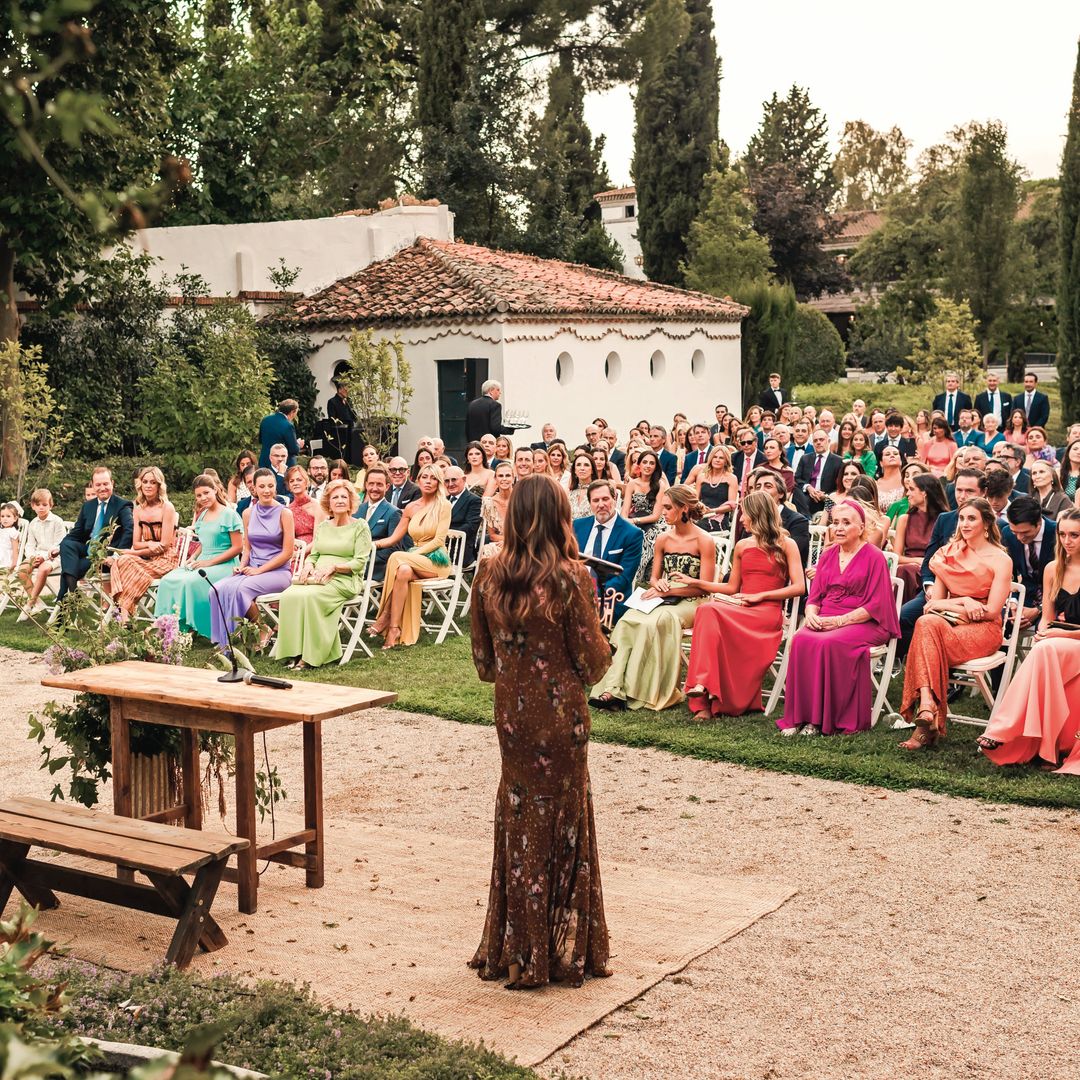 Momento de la intervención de su amiga Nuria Roca en la ceremonia visto en un plano general de todos los invitados 