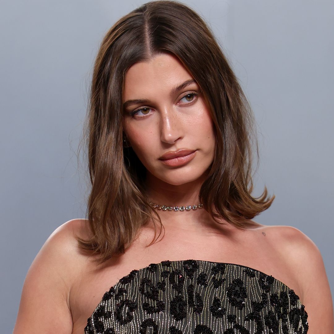Hailey Bieber rescata este accesorio nostálgico de los años 2000 que mantiene el pelo suelto en su sitio
