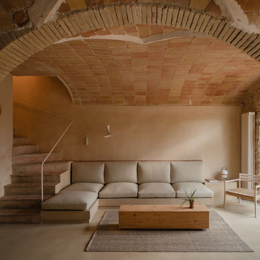 Una cuidada rehabilitación transformó una antigua carpintería del Empordà en una casa contemporánea que no ha olvidado su origen