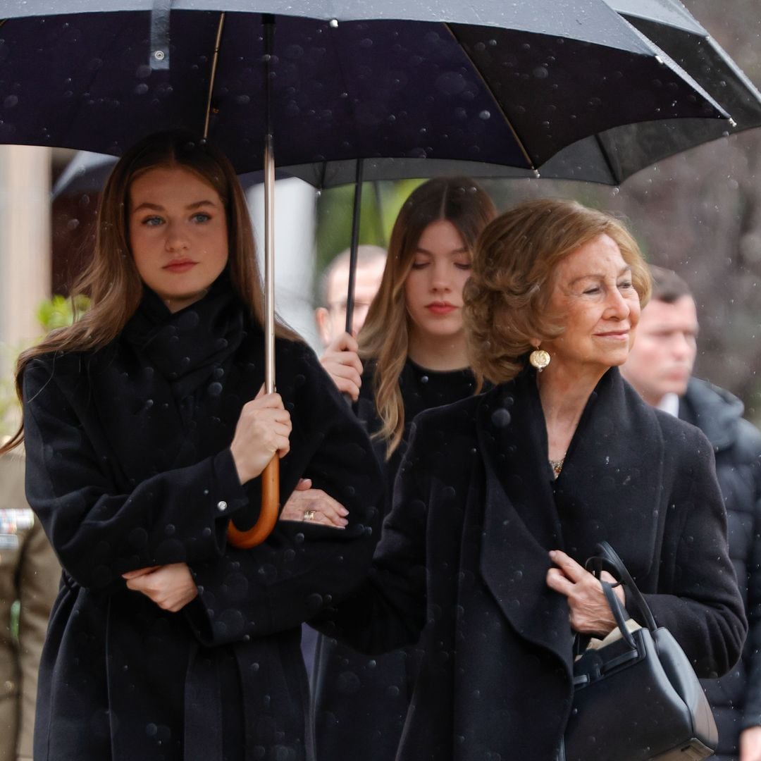 Los nietos de la reina Sofía, su mayor apoyo en el adiós a su hermana