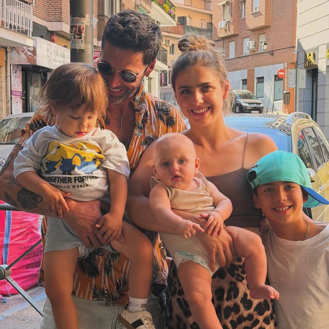 Matías Novoa abraza la paternidad al regresar a Madrid con Michelle Renaud y sus hijos: ‘Amor infinito’