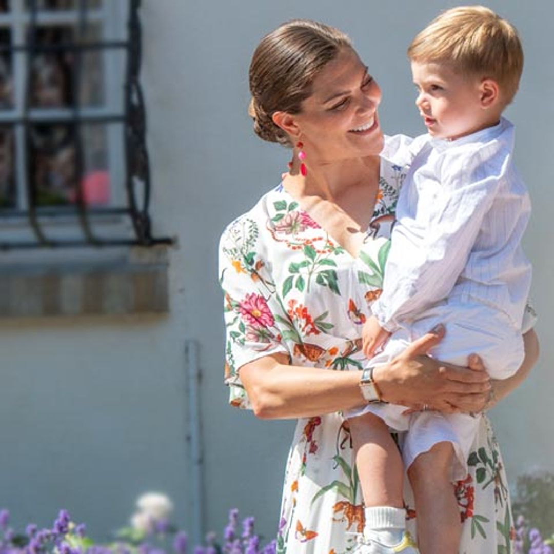 El nuevo vestido de flores con el que Victoria de Suecia recicla sus sandalias de cumpleaños