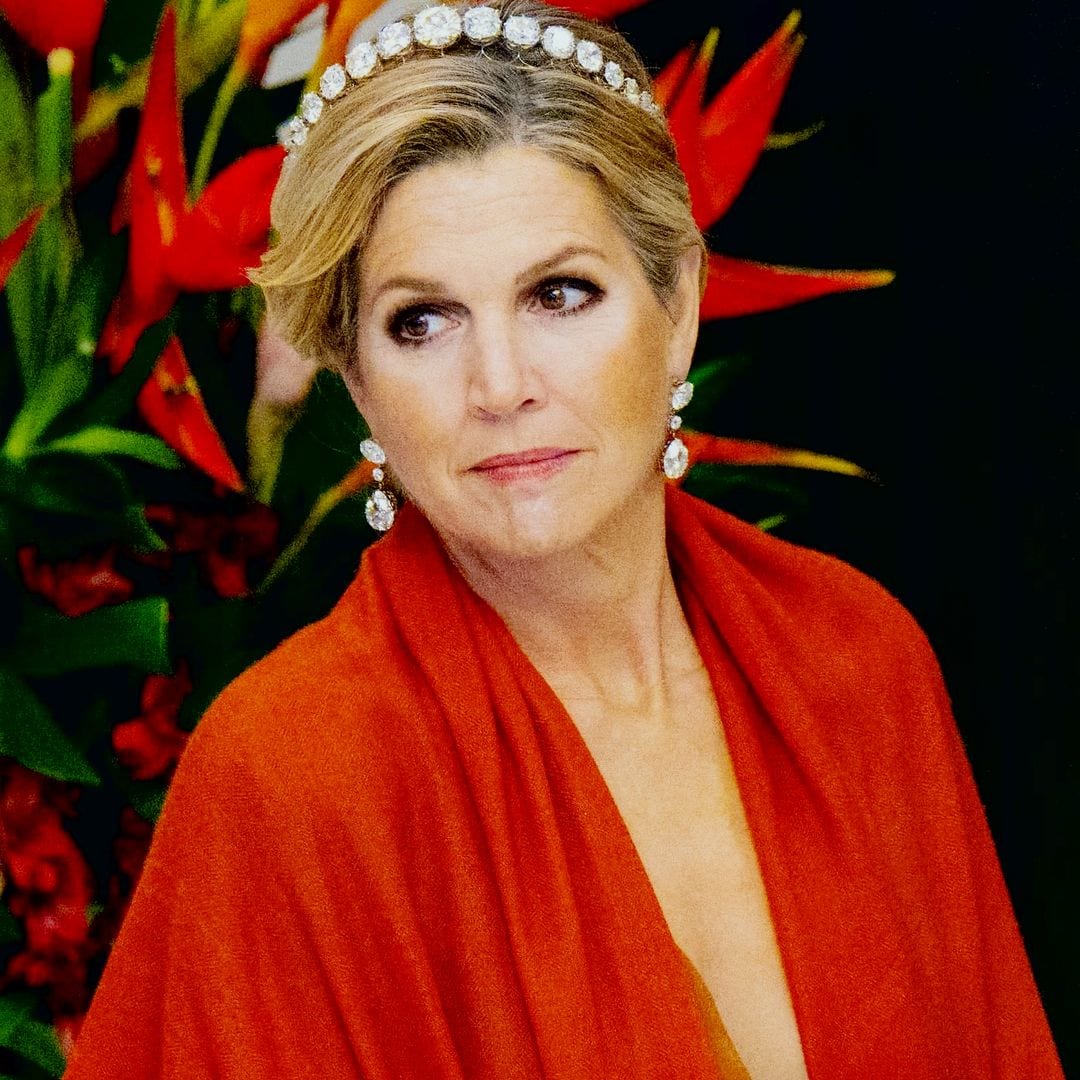Máxima, impresionante de gala con un vestido de doble escotazo y la tiara de 27 diamantes