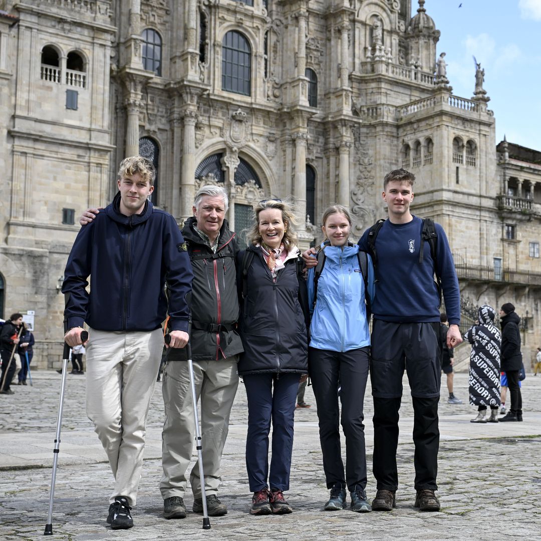 Los Reyes de Bélgica finalizan el Camino de Santiago junto a sus hijos: sus mejores imágenes como peregrinos 