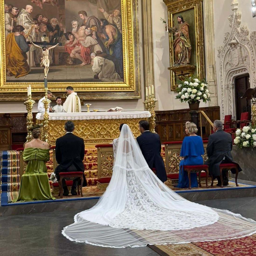 Los novios en el altar, en la ceremonia 