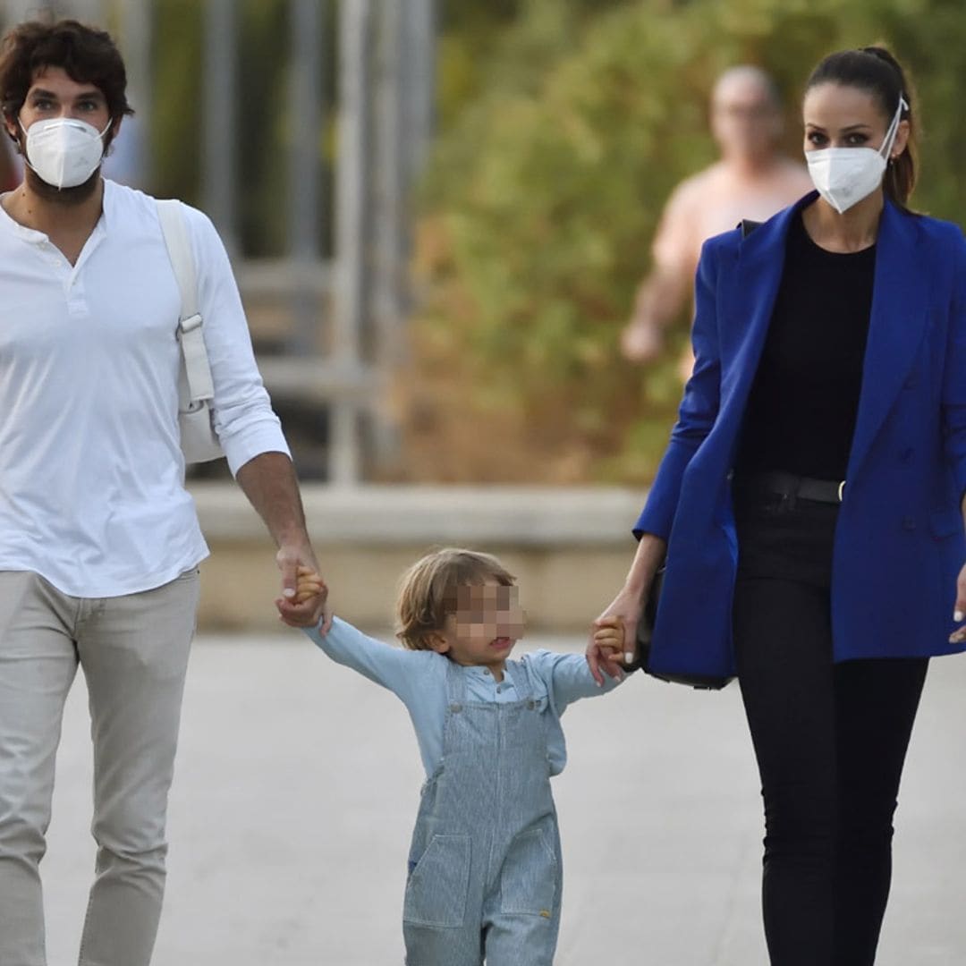 Excursión familiar al acuario: Eva González y Cayetano Rivera se divierten con su hijo