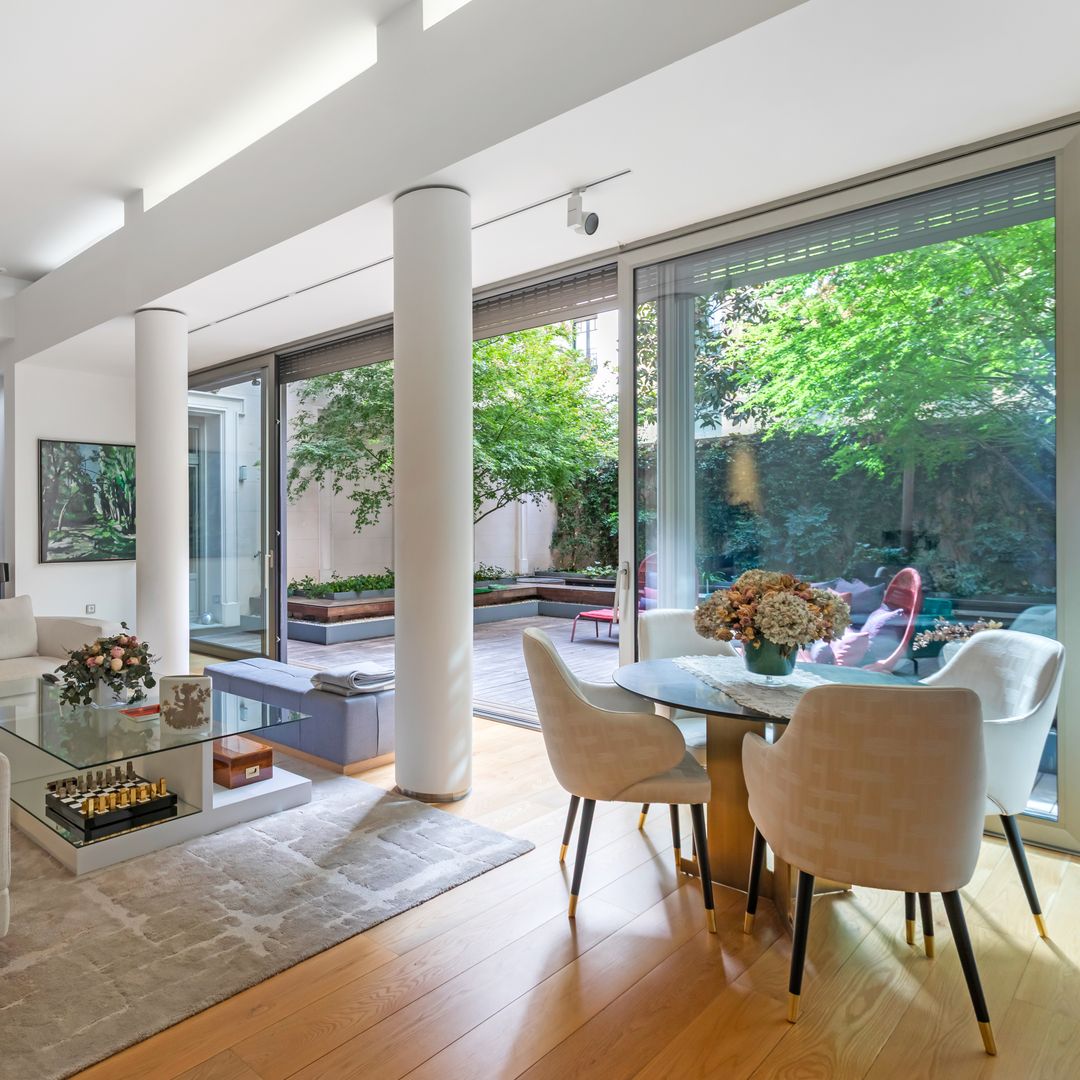 El piso de Madrid que rompe todas las reglas de la vida urbana: casi 400 m² y una terraza de 90 m² con espíritu zen