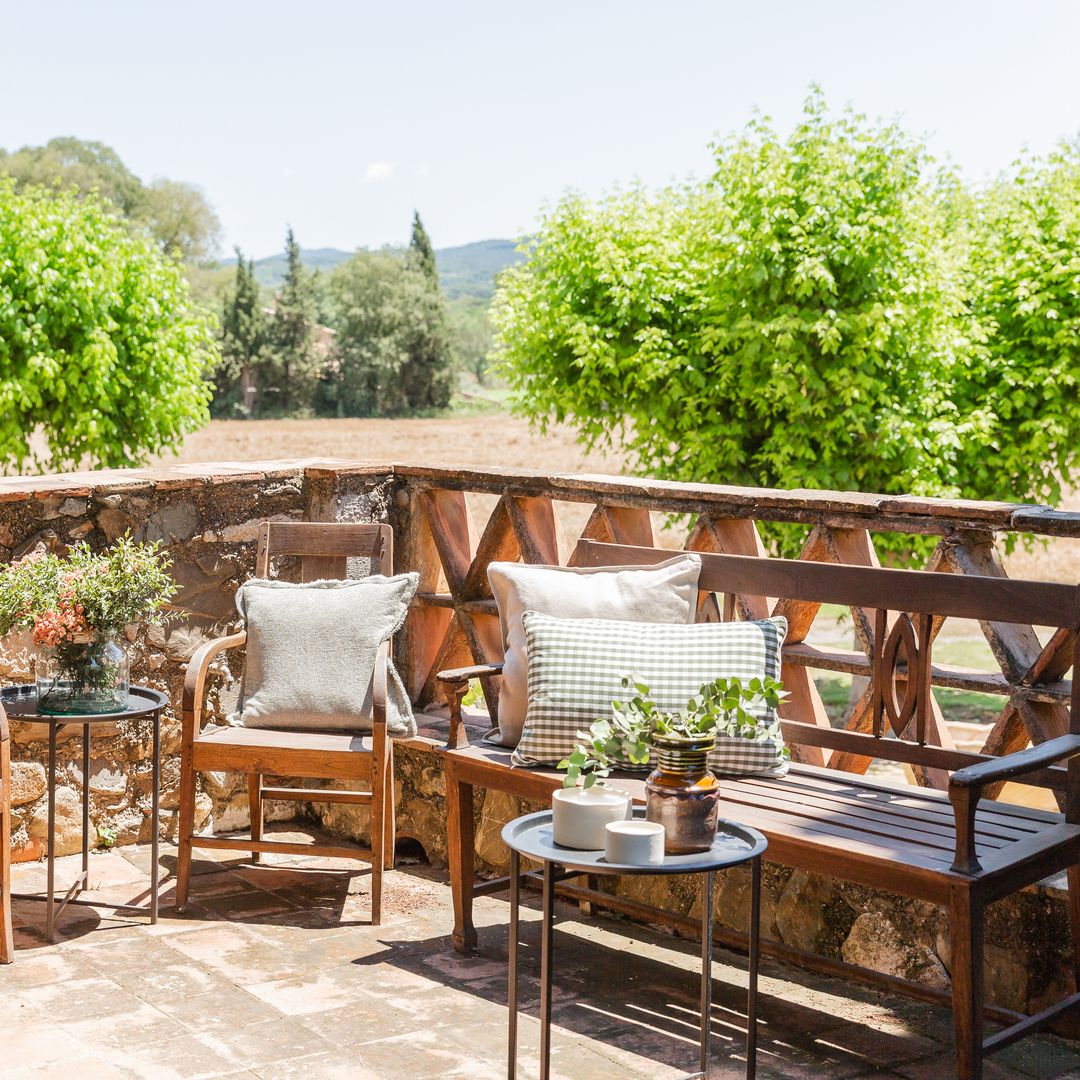 Adiós sofá: 11 ideas para transformar tu terraza en el salón más deseado de la casa  