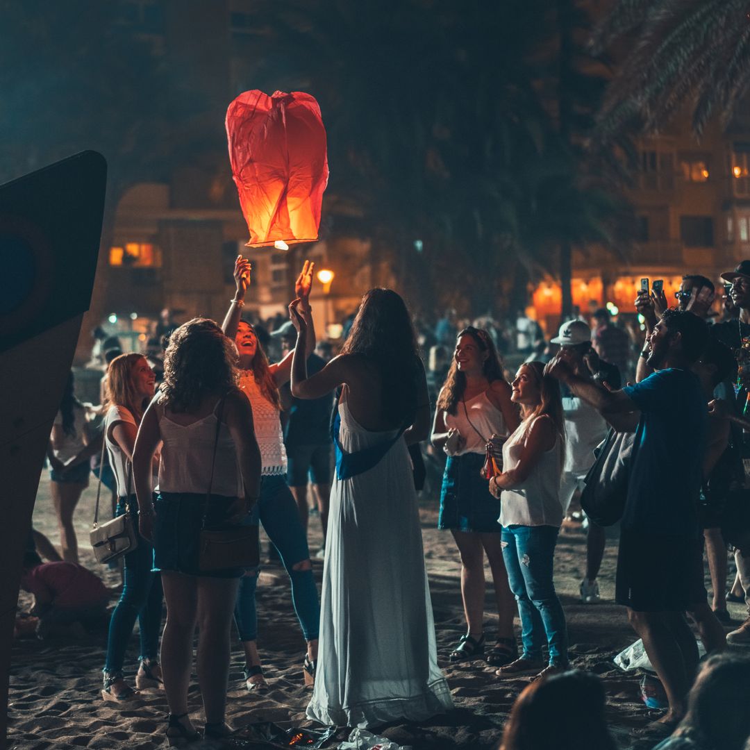 Farolillos encendidos durante la noche de san juan en la playa de La Malagueta, Málaga