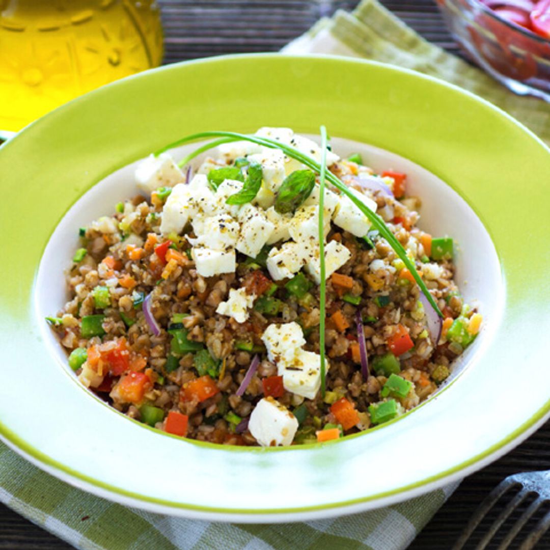 Ensalada de amaranto y trigo sarraceno con verduras y queso feta