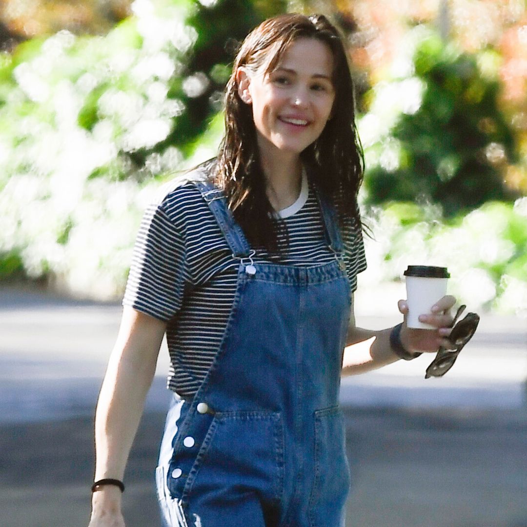 04/19/2025 EXCLUSIVE: Jennifer Garner strikes a youthful pose as she steps out for coffee in Los Angeles. The 53 year old American actress, who just celebrated a birthday this week was pictured out wearing a striped top paired with denim overalls and black trainers