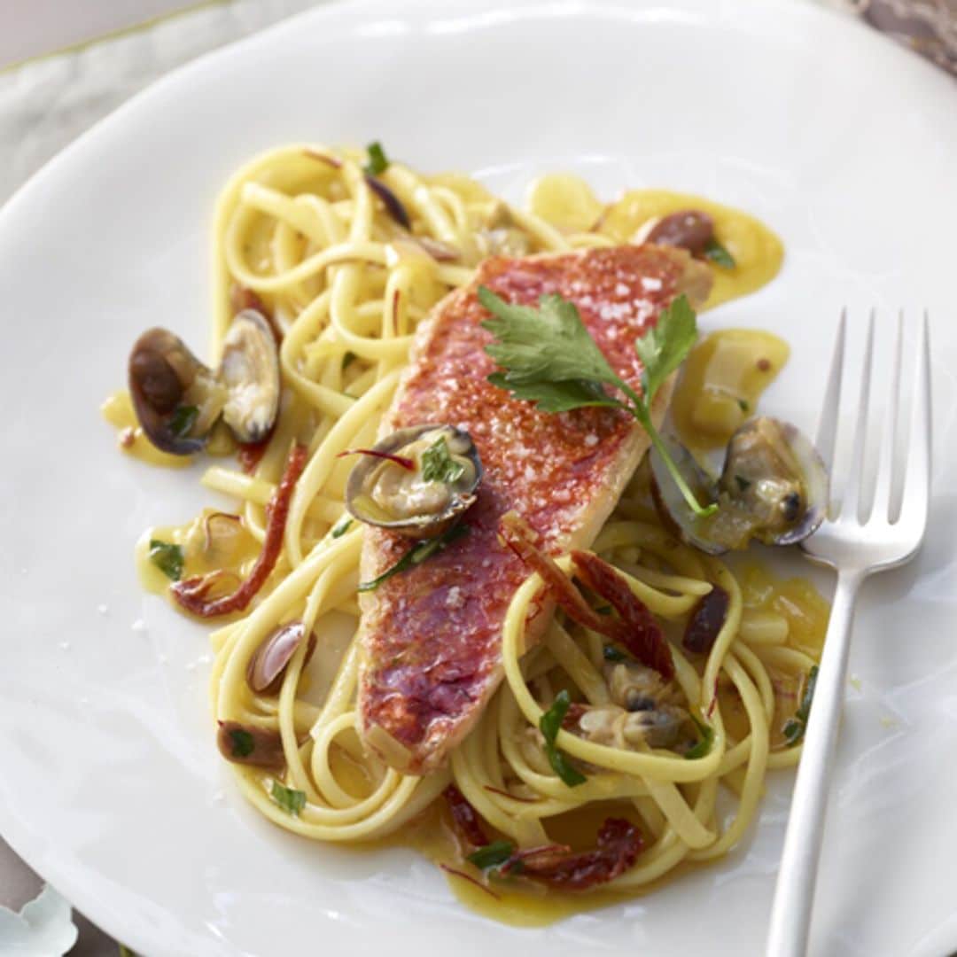 Espaguetis con salmonetes y almejas