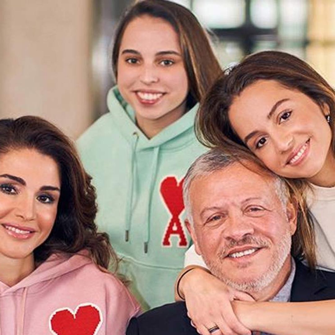 Rania de Jordania presume de hijas con una simbólica felicitación