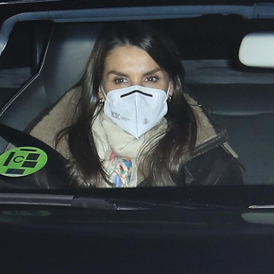 Un abrigo de doble faz, la mejor apuesta de doña Letizia para hacer frente al frío con estilazo