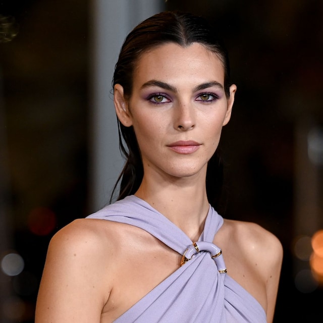 Plano medio de Vittoria Ceretti con vestido lila de escote cruzado