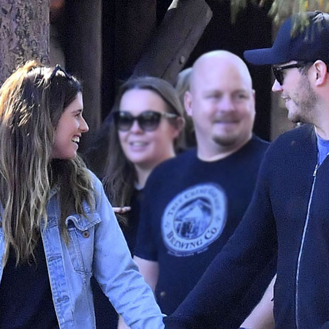 Chris Pratt disfruta de unas románticas vacaciones con su novia y su hijo en Disneyland