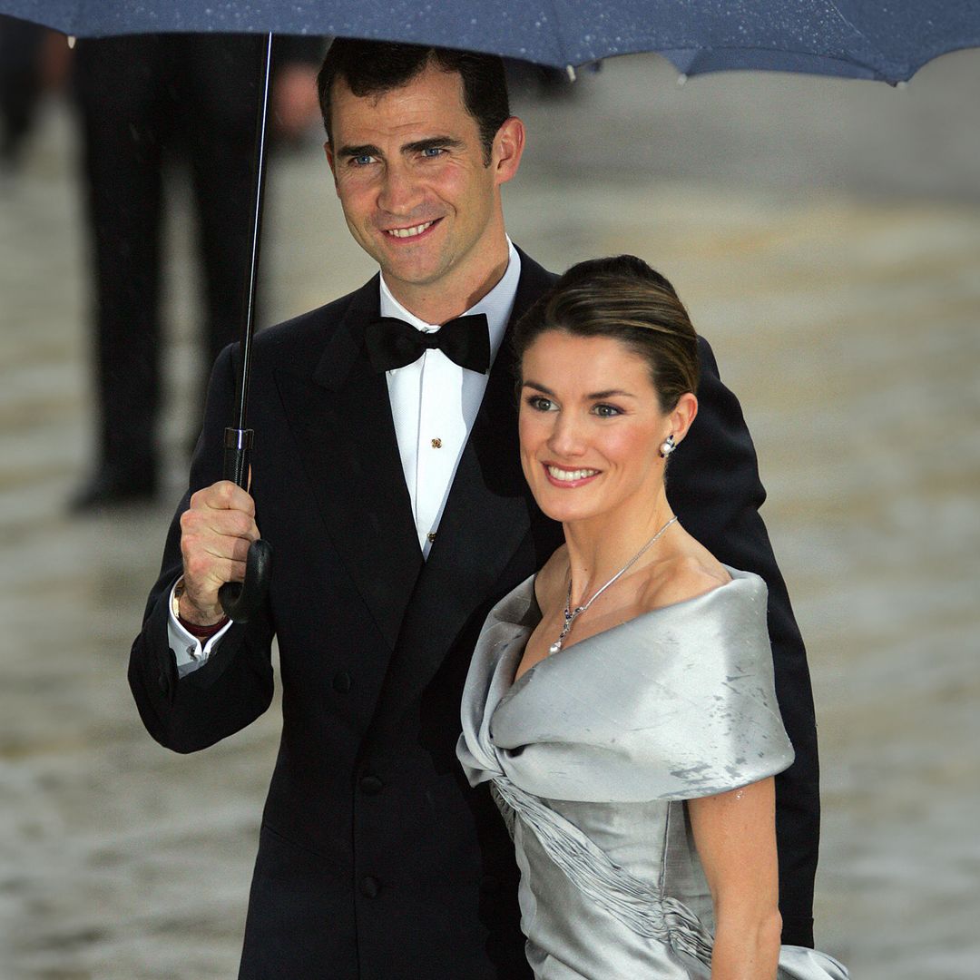 Recordamos el vestido plateado de la reina Letizia en su preboda hace 22 años y los looks de las invitadas más comentadas