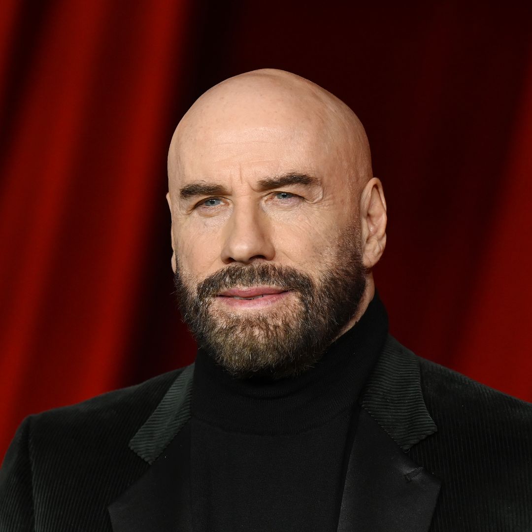 John Travolta sorprende a los fans de 'Grease' transformándose en Danny Zuko ¡tupé incluido!