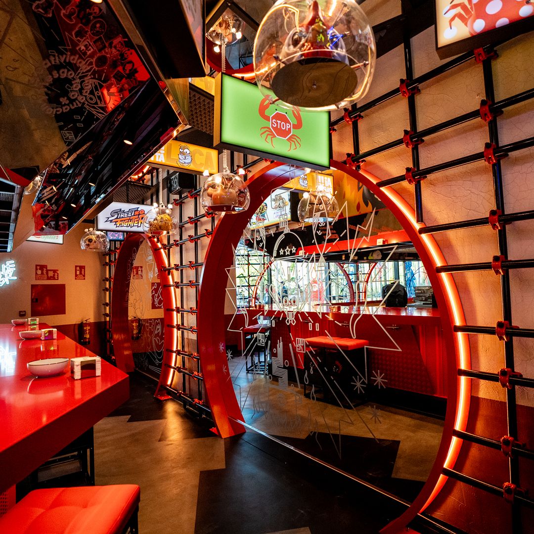 Sala del restaurante StreetXO Ibiza, con su característica barra roja corrida