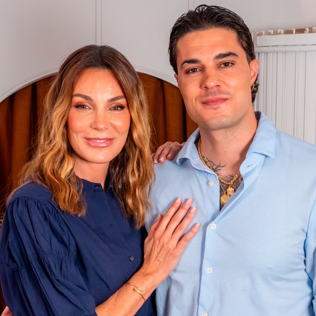 Mar Flores presume de nietos con un simpático y dulce colgante de galleta que lleva las iniciales de los pequeños Carlo y Tessa