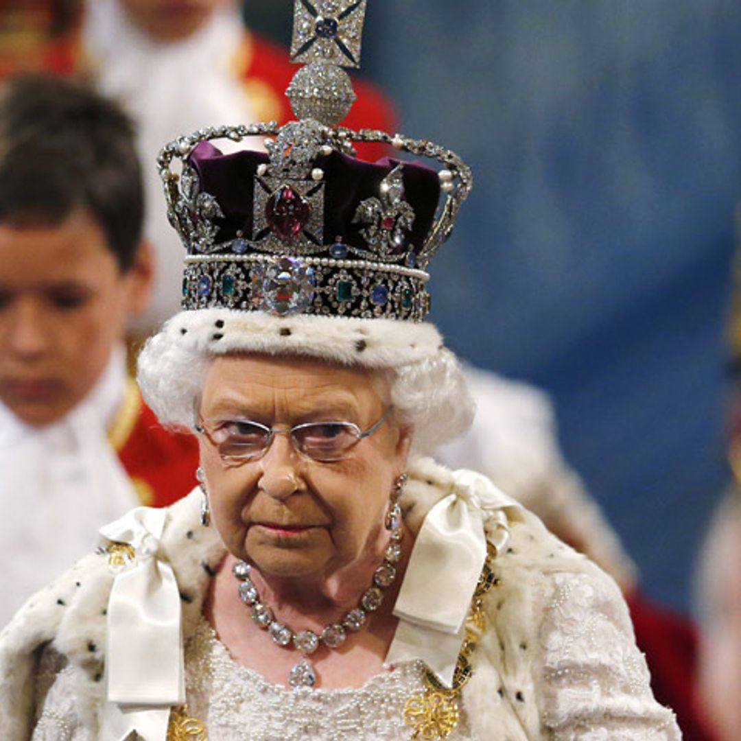 La Reina de Inglaterra explica con humor los peligros de llevar una corona