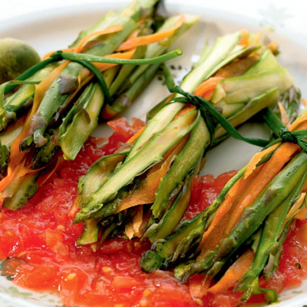 Hatillos de espárragos y zanahoria con tomate