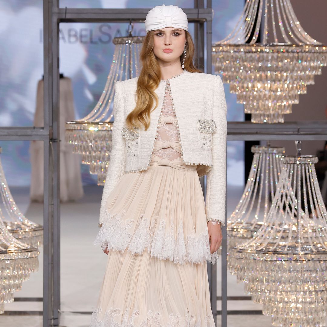Así son los vestidos de novia de Isabel Sanchís: modernos, elegantes y con ese algo chic que enamora