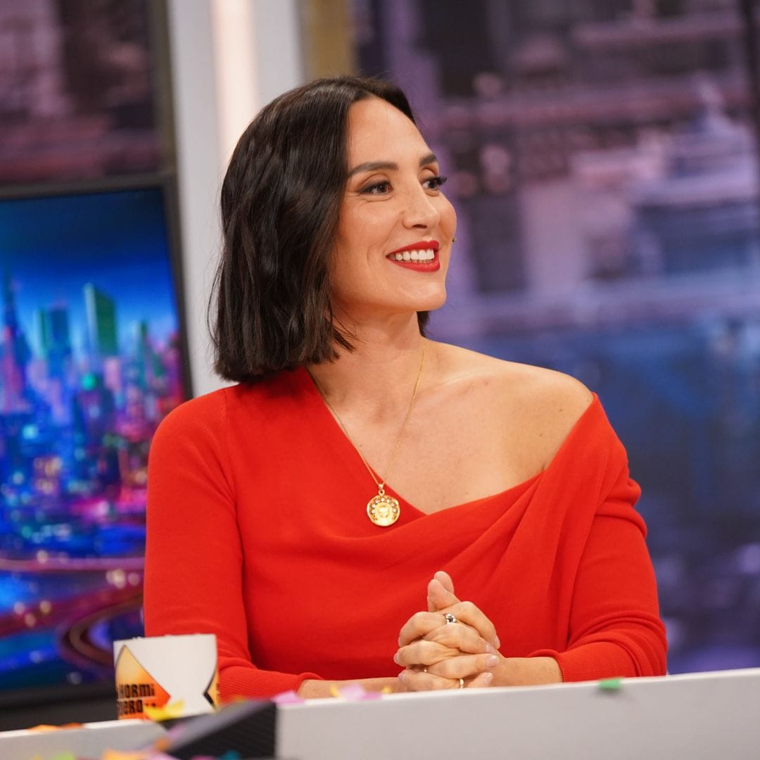El look de Tamara en EH que yo la veo como sexy con el hombro al aire y de rojo