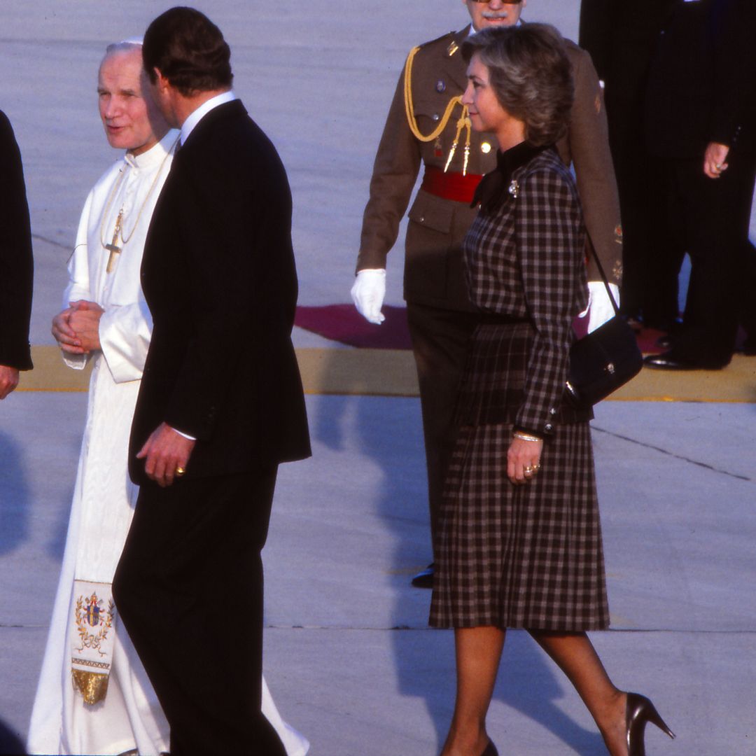 La reina Sofía recibe a Juan Pablo II en su primera visita a Madrid, en 1982