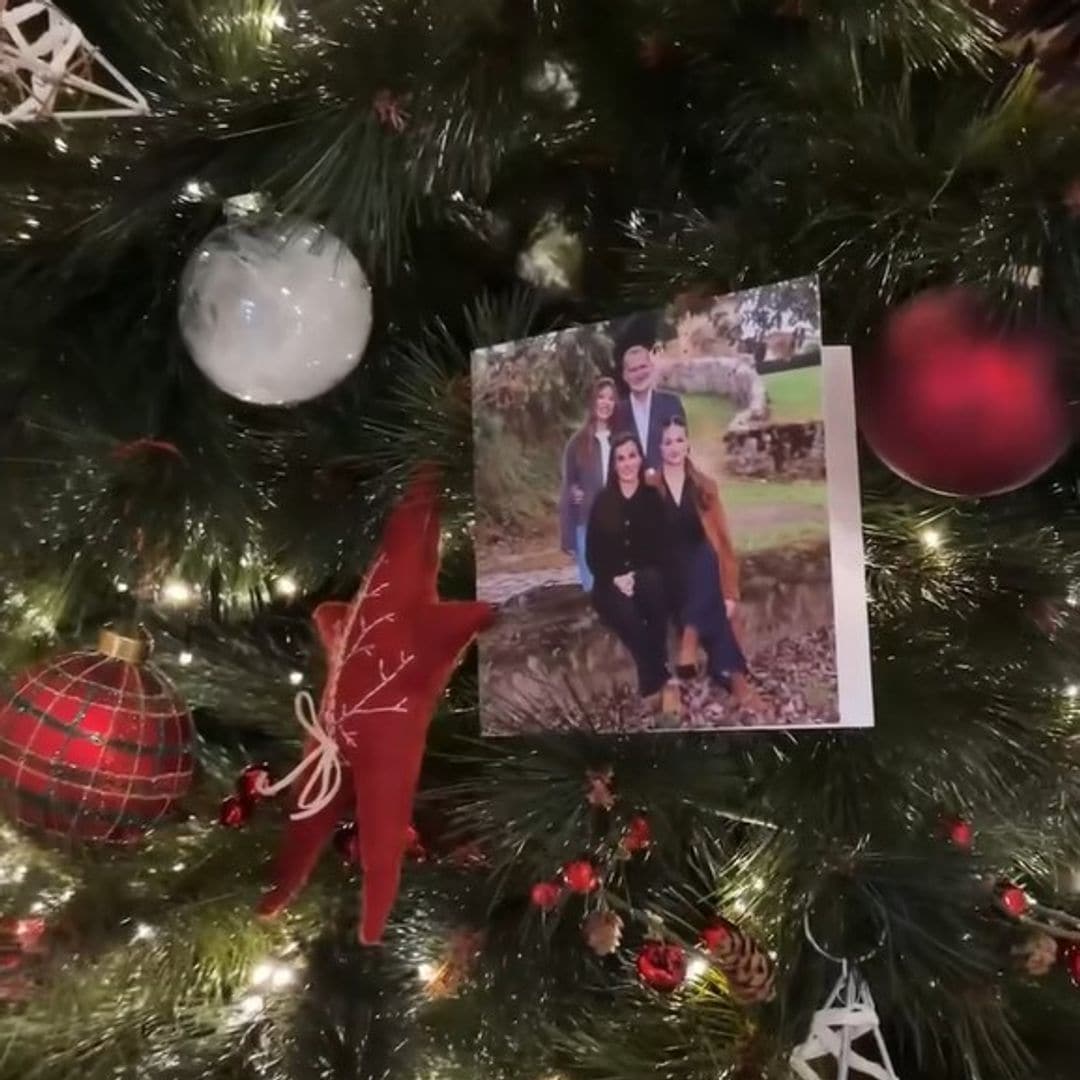 El impresionante árbol de Navidad que decora Zarzuela y el adorno sorpresa que emociona a los Reyes