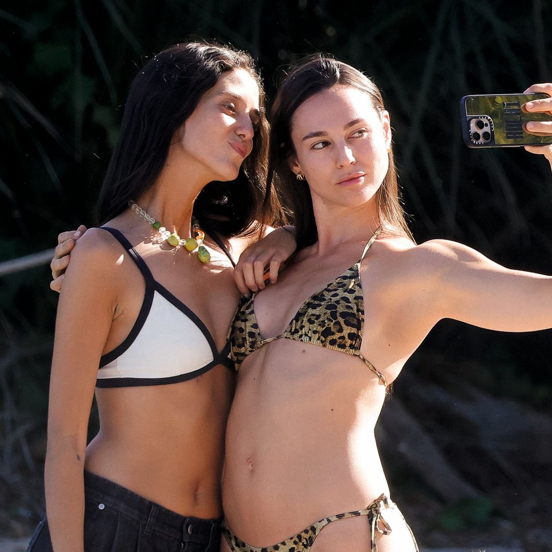 EXCLUSIVA. Ni 'beach club' ni yate: las fotos de la escapada de Victoria Federica y Rochi Laffón a Mallorca fuera de los circuitos VIP