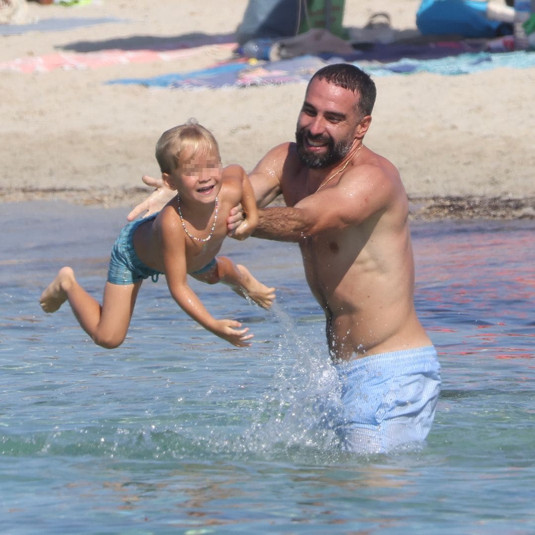 Las divertidas vacaciones de Dani Carvajal con su mujer y sus hijos de 4 y 2 años en Formentera